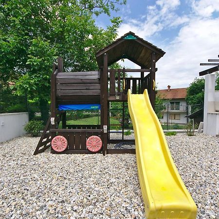Holiday House With Pool Cavle Bagian luar foto