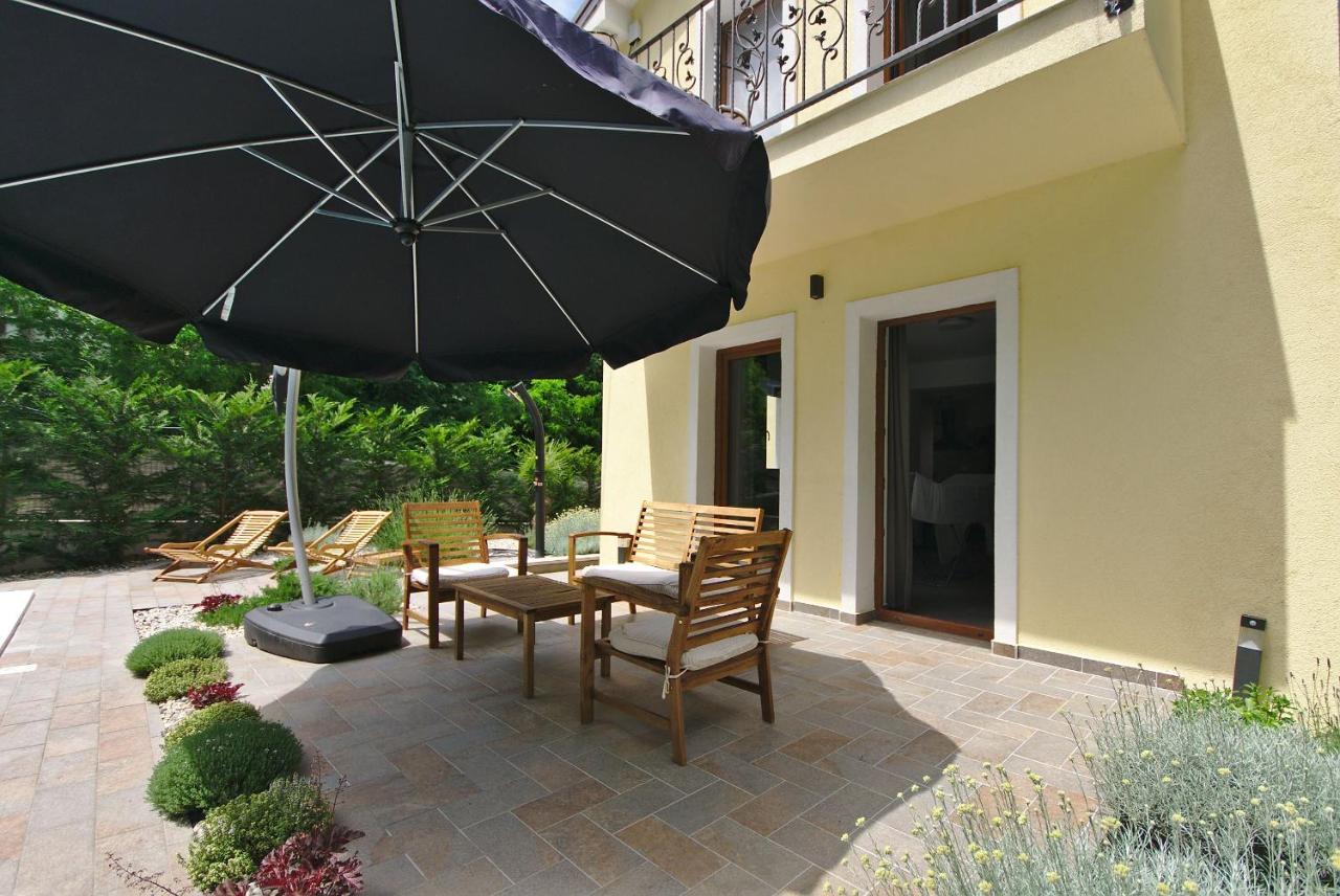 Holiday House With Pool Cavle Bagian luar foto