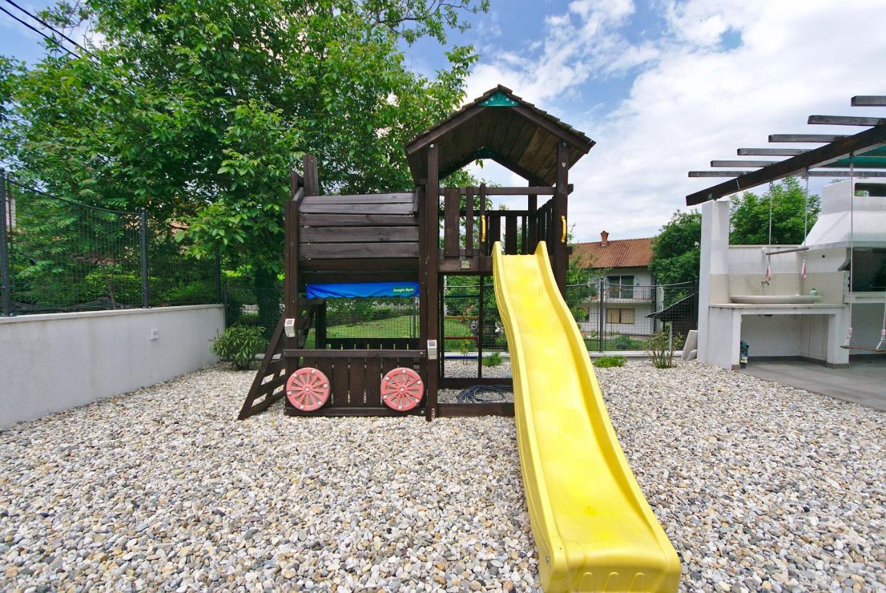 Holiday House With Pool Cavle Bagian luar foto