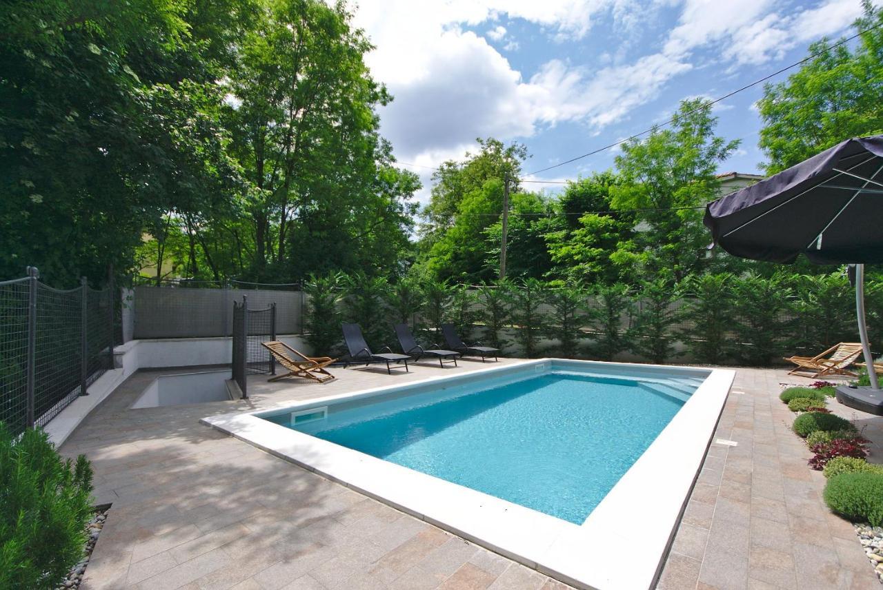 Holiday House With Pool Cavle Bagian luar foto
