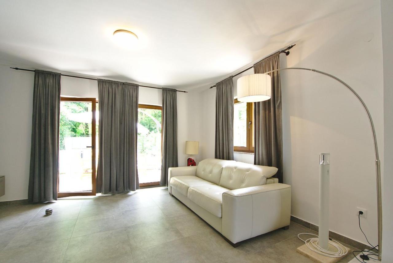 Holiday House With Pool Cavle Bagian luar foto