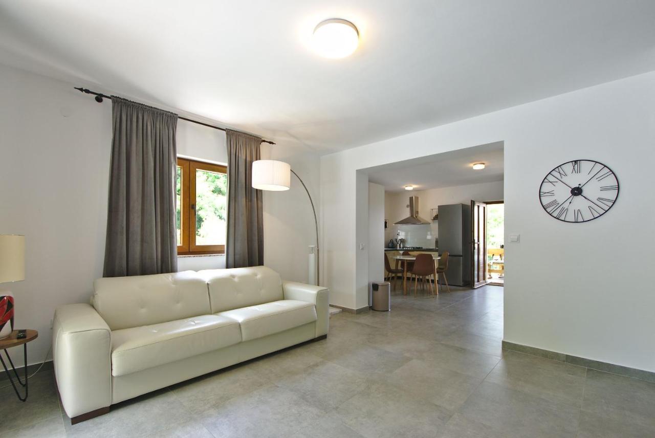 Holiday House With Pool Cavle Bagian luar foto