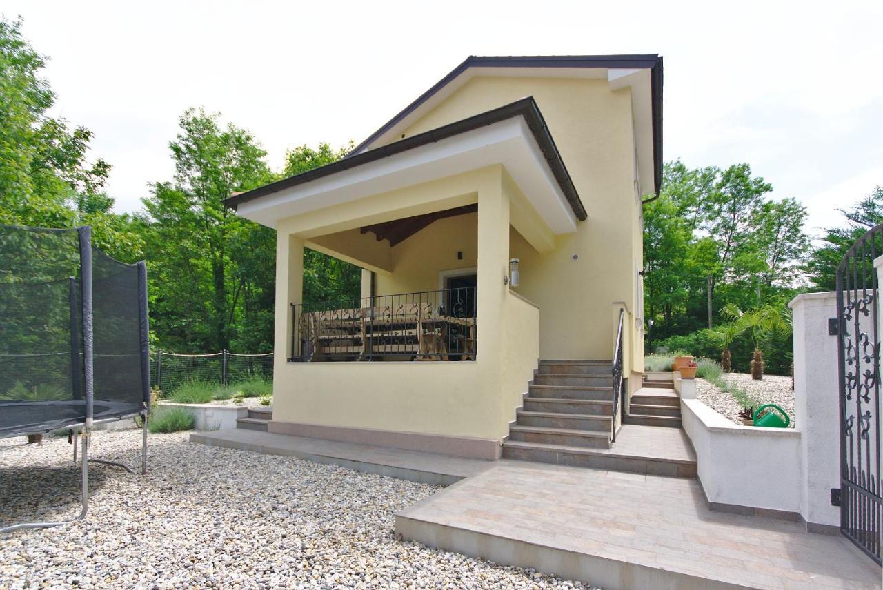 Holiday House With Pool Cavle Bagian luar foto