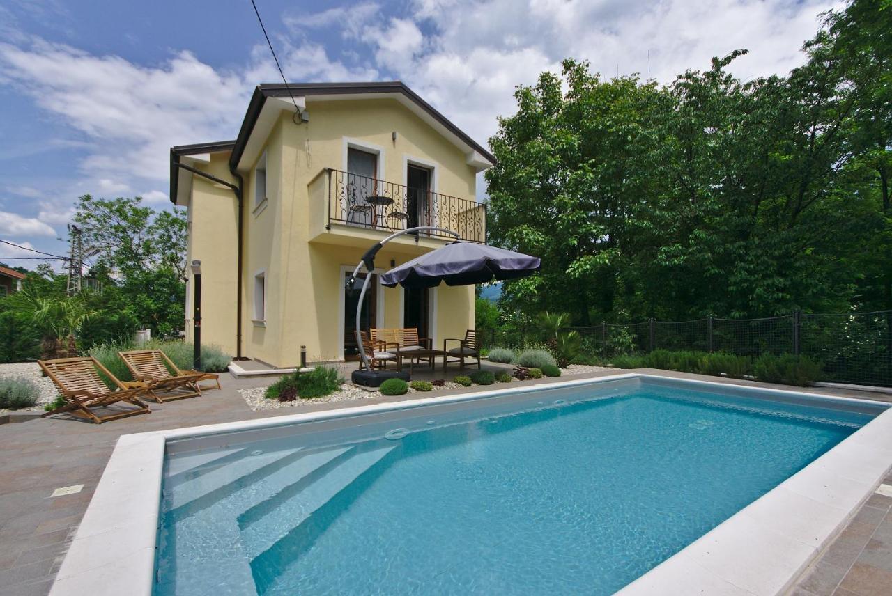 Holiday House With Pool Cavle Bagian luar foto