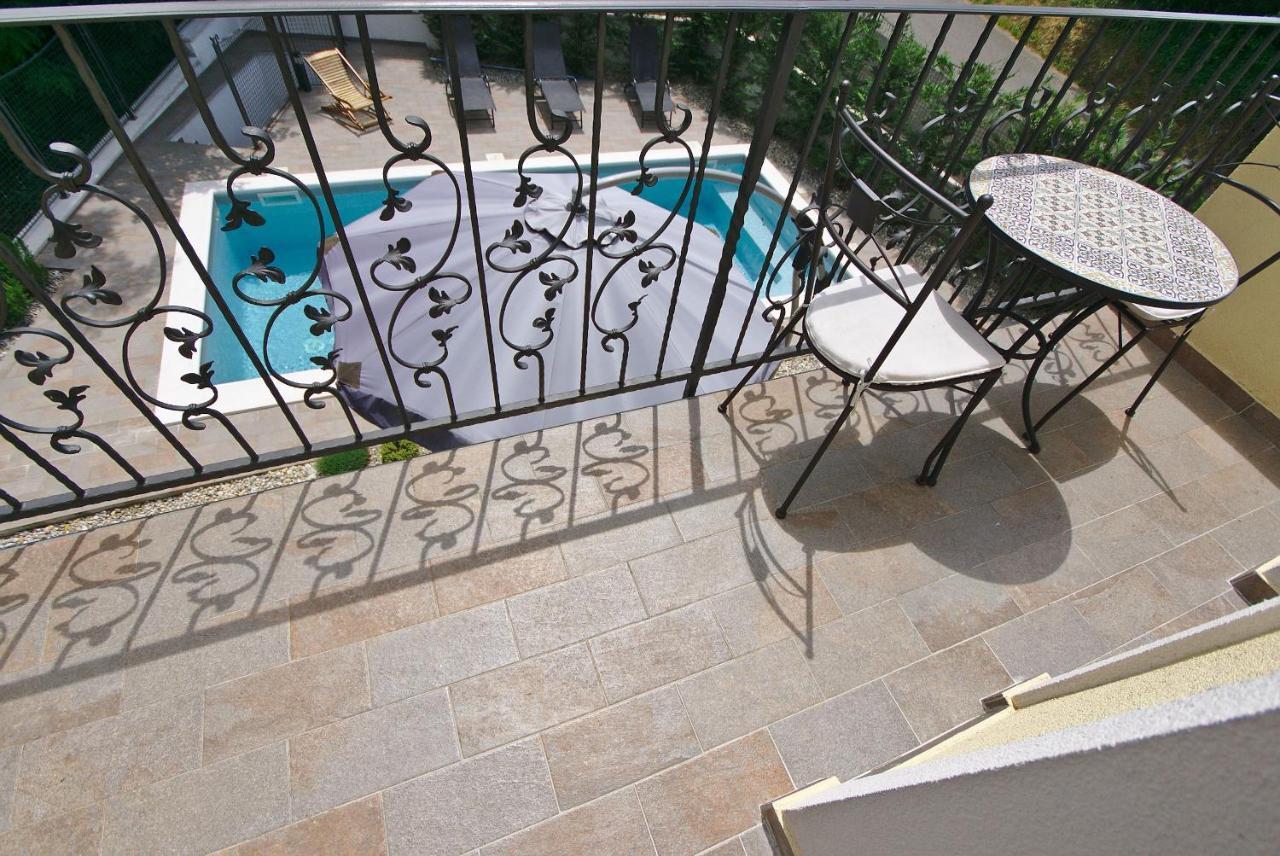 Holiday House With Pool Cavle Bagian luar foto