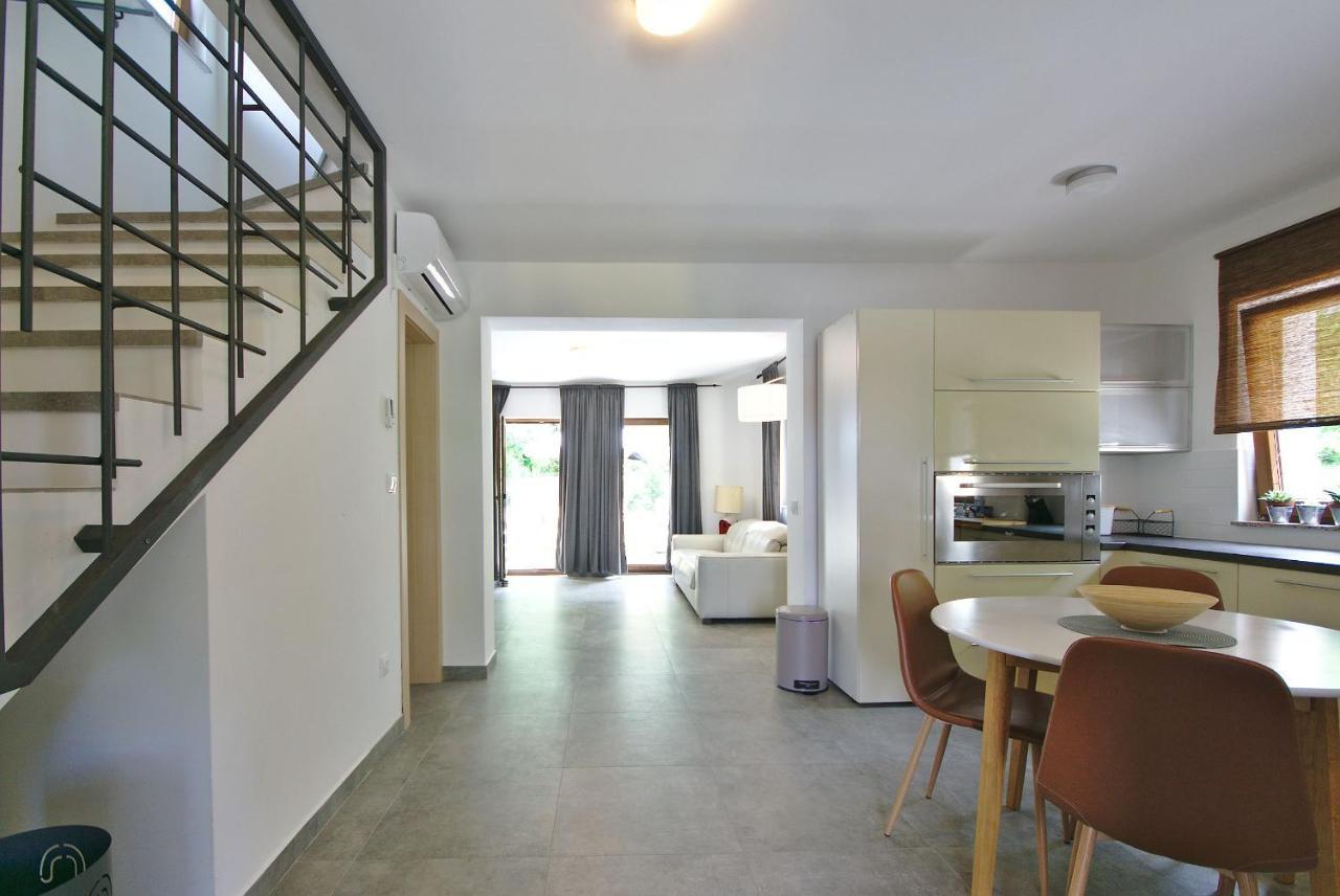 Holiday House With Pool Cavle Bagian luar foto